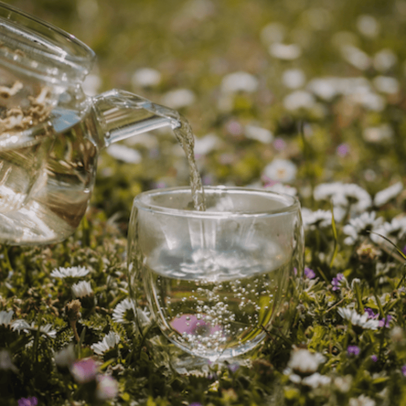 Mama-thee sfeerbeeld thee inschenken verticaal